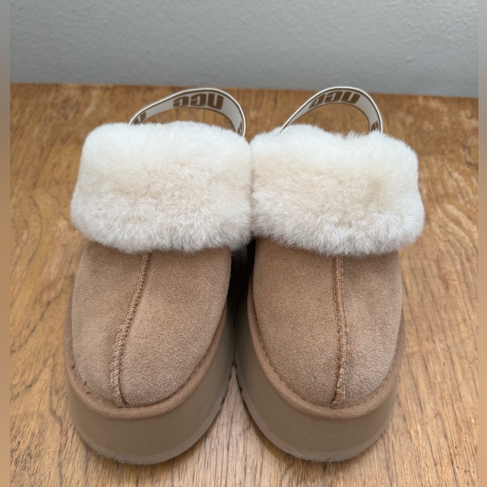 UGG funkette slipper in chestnut. Only worn twice for less than an hour.